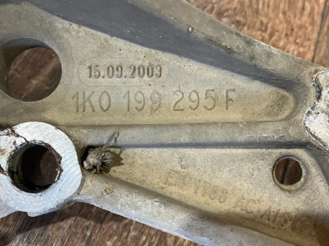 bontott SEAT LEON Bal Lengőkar Tartó