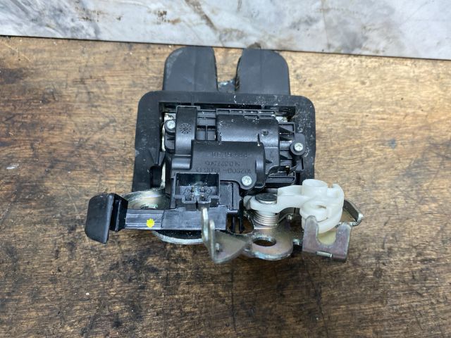 bontott SEAT LEON Csomagtérajtó Zárbetét