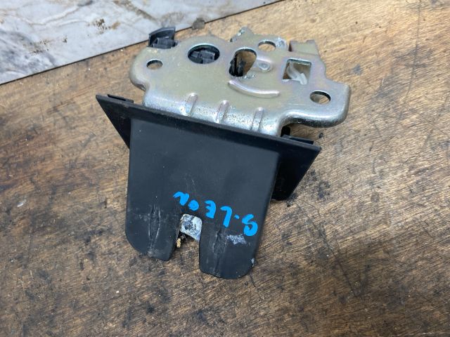 bontott SEAT LEON Csomagtérajtó Zárbetét