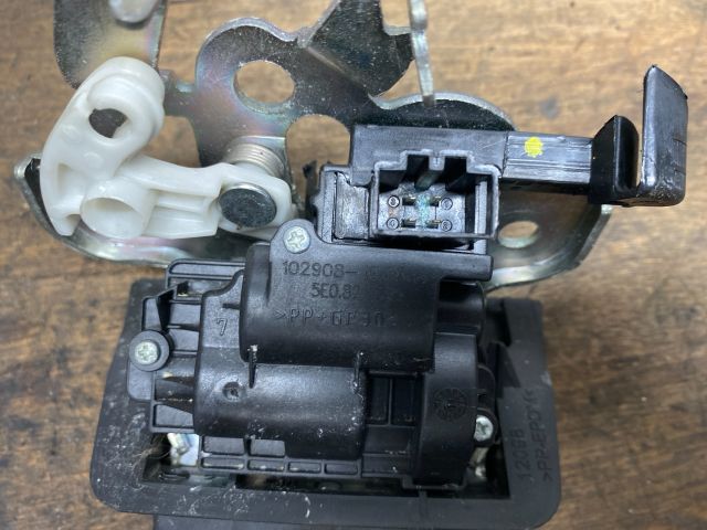 bontott SEAT LEON Csomagtérajtó Zárbetét