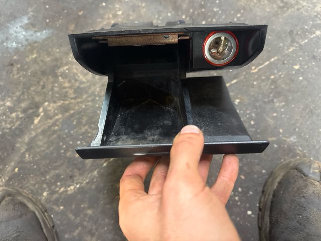 bontott SEAT LEON Első Hamutartó