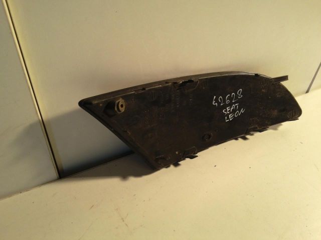 bontott SEAT LEON Első Lökhárító Bal Díszrács