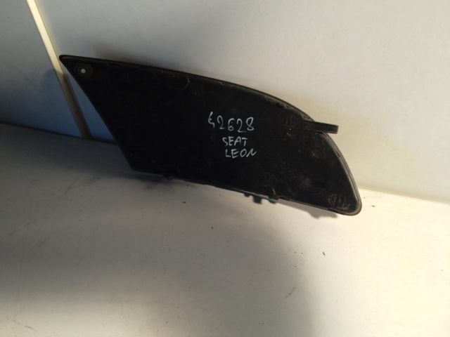 bontott SEAT LEON Első Lökhárító Bal Díszrács