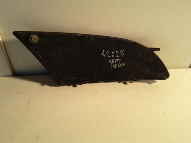bontott SEAT LEON Első Lökhárító Bal Díszrács