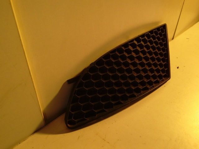 bontott SEAT LEON Első Lökhárító Bal Díszrács