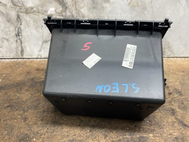 bontott SEAT LEON Első Tároló Rekesz