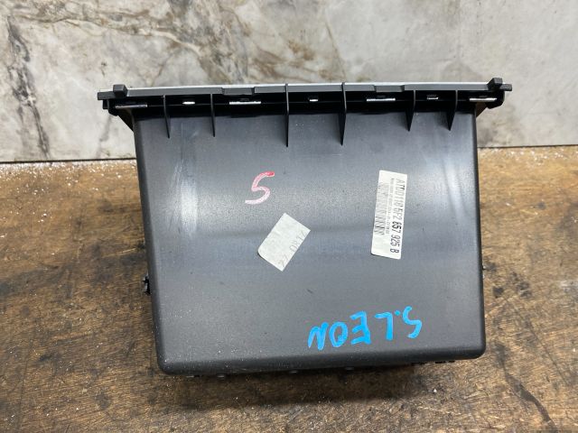 bontott SEAT LEON Első Tároló Rekesz