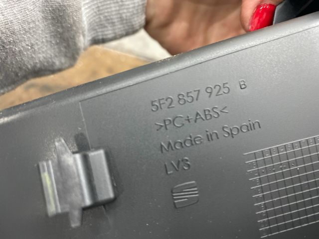 bontott SEAT LEON Első Tároló Rekesz