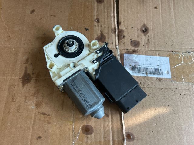 bontott SEAT LEON Jobb első Ablakemelő Motor