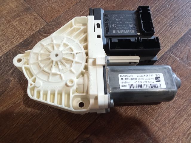 bontott SEAT LEON Jobb első Ablakemelő Motor