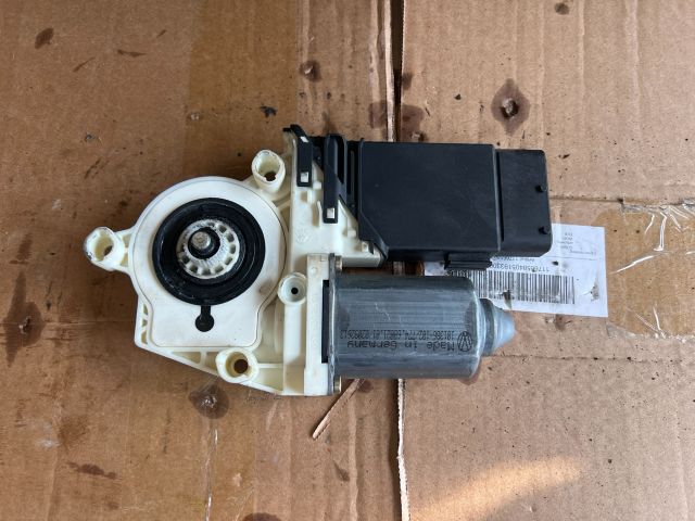 bontott SEAT LEON Jobb első Ablakemelő Motor