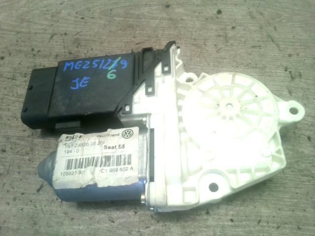 bontott SEAT LEON Jobb első Ablakemelő Motor