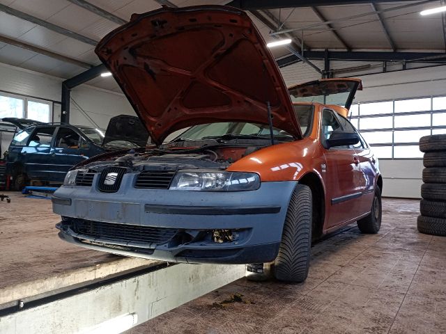 bontott SEAT LEON Jobb első Ablakvezető Gumi