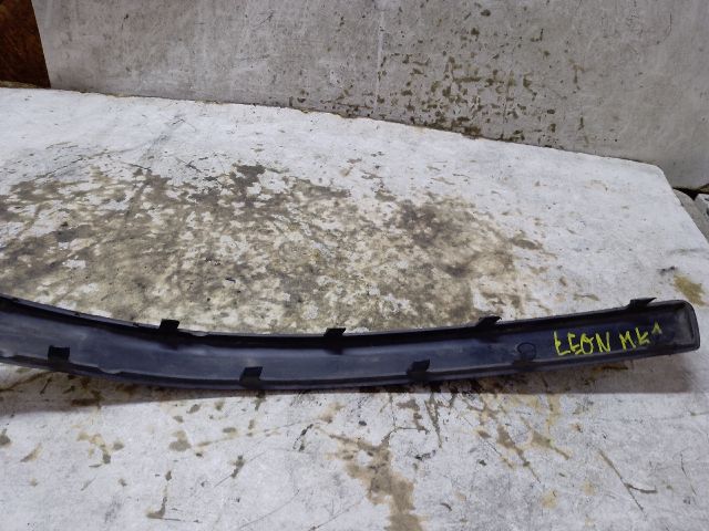 bontott SEAT LEON Jobb első Lökhárító Díszléc