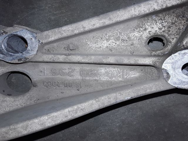 bontott SEAT LEON Jobb Lengőkar Tartó