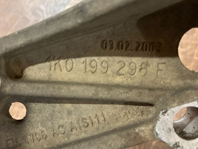 bontott SEAT LEON Jobb Lengőkar Tartó