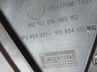 bontott SEAT LEON Motorháztető Díszléc Hátsó