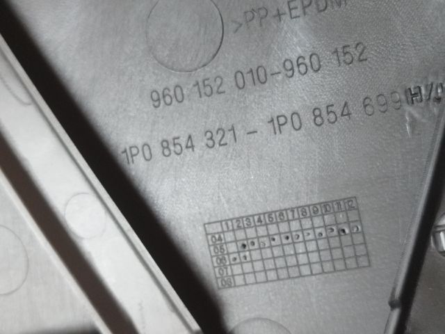 bontott SEAT LEON Motorháztető Díszléc Hátsó