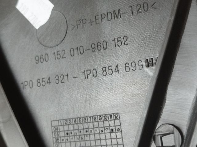 bontott SEAT LEON Motorháztető Díszléc Hátsó