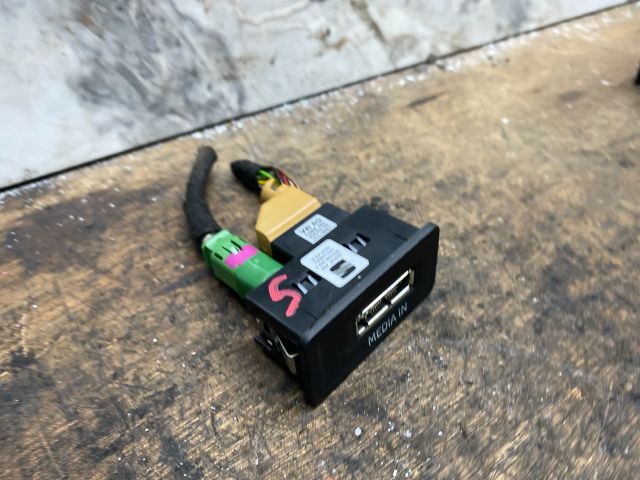 bontott SEAT LEON USB Aljzat