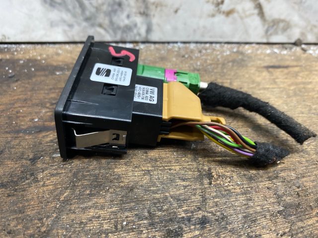 bontott SEAT LEON USB Aljzat