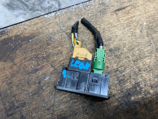 bontott SEAT LEON USB Aljzat