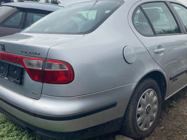 bontott SEAT TOLEDO Jobb első Féknyereg Munkahengerrel