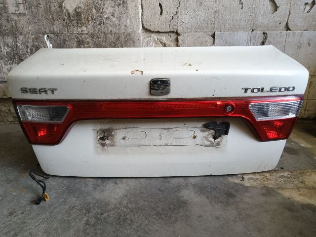 bontott SEAT TOLEDO Csomagtérajtó (Részeivel)