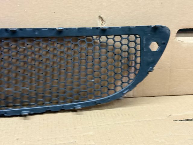 bontott SEAT TOLEDO Első Lökhárító Alsó Középső Díszrács