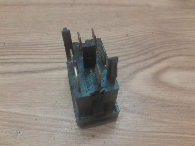 bontott SEAT TOLEDO Jobb első Ablakemelő Kapcsoló