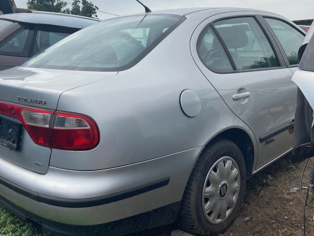 bontott SEAT TOLEDO Jobb első Ablakvezető Gumi