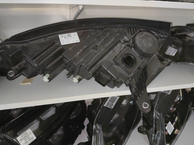 bontott SKODA ENYAQ Bal Ledes Fényszóró