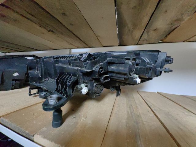 bontott SKODA ENYAQ Jobb Ledes Fényszóró