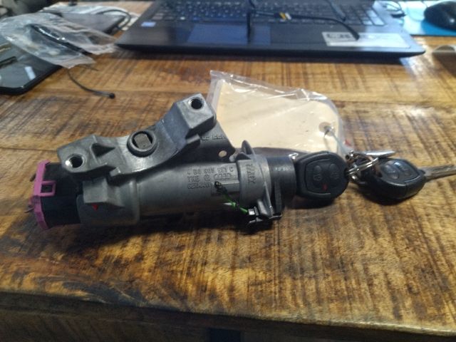 bontott SKODA FABIA I Gyújtáskapcsoló Házzal