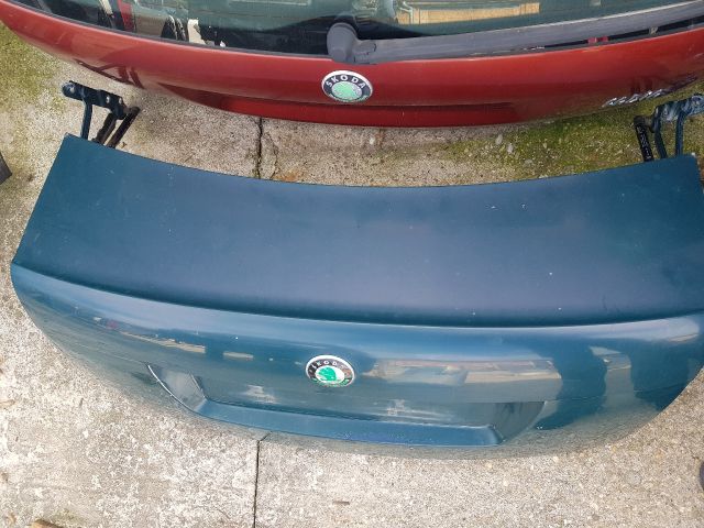 bontott SKODA FABIA I Bal Csomagtérajtó (Részeivel)