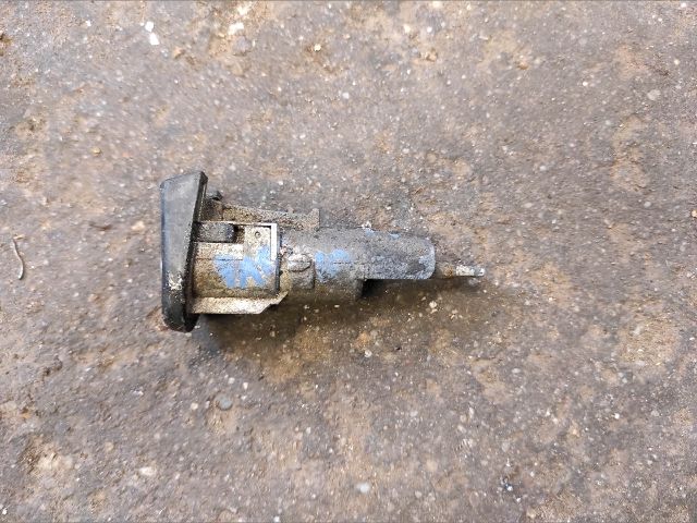 bontott SKODA FABIA I Bal első Zárbetét