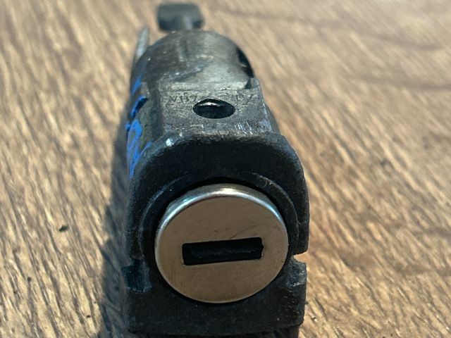 bontott SKODA FABIA I Bal első Zárbetét