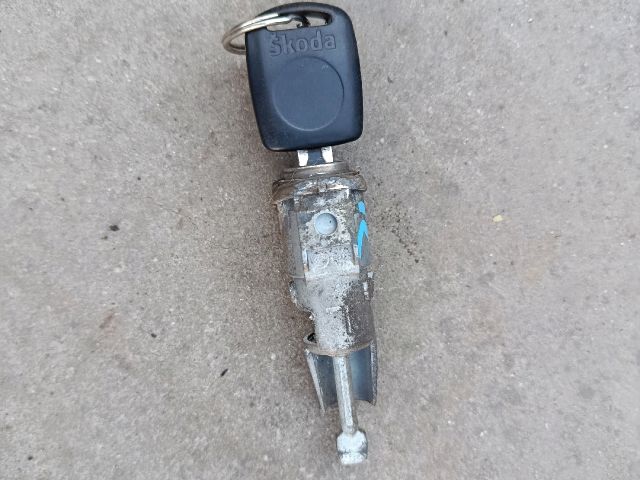 bontott SKODA FABIA I Bal első Zárbetét
