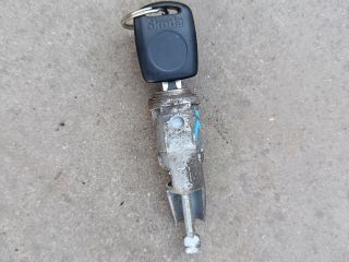 bontott SKODA FABIA I Bal első Zárbetét