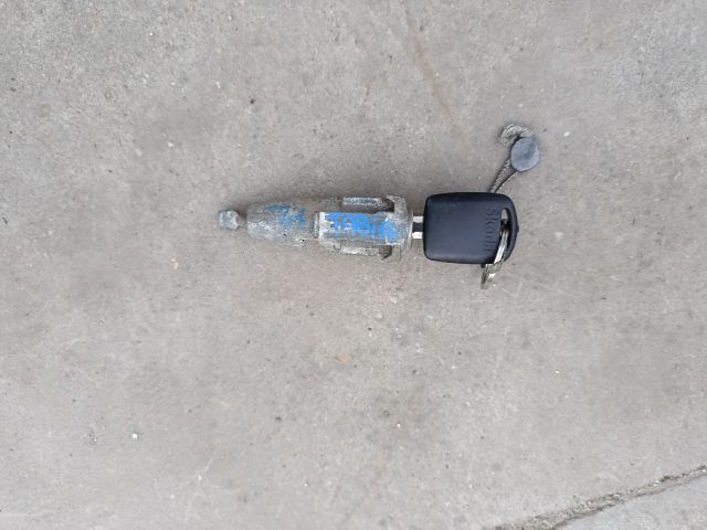 bontott SKODA FABIA I Bal első Zárbetét