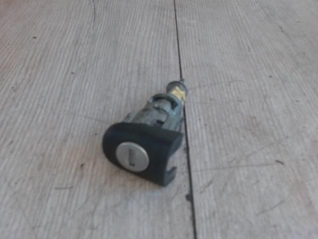 bontott SKODA FABIA I Bal első Zárbetét