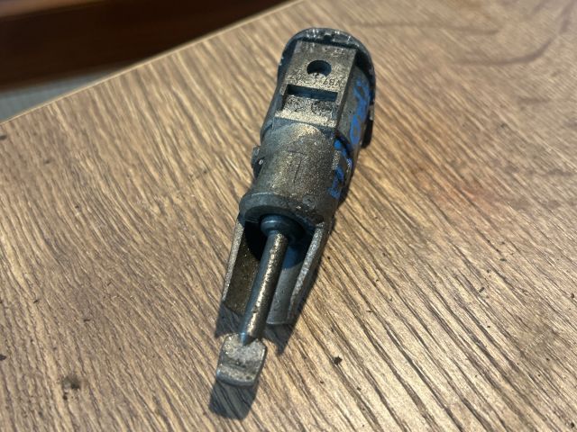 bontott SKODA FABIA I Bal első Zárbetét