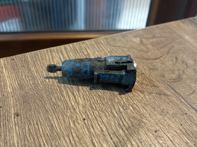 bontott SKODA FABIA I Bal első Zárbetét