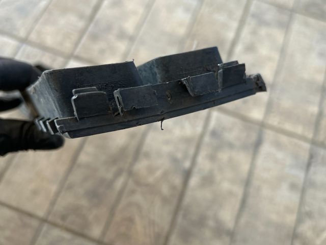 bontott SKODA FABIA I Első Lökhárító Alsó Középső Díszrács