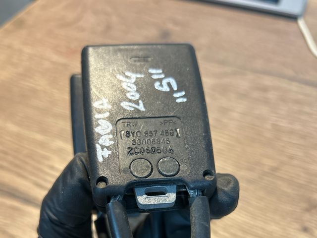 bontott SKODA FABIA I Hátsó középső Biztonsági Öv Csat