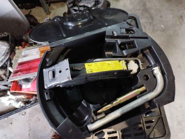 bontott SKODA FABIA I Pótkerék Szerszámtartó