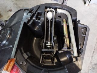 bontott SKODA FABIA I Pótkerék Szerszámtartó