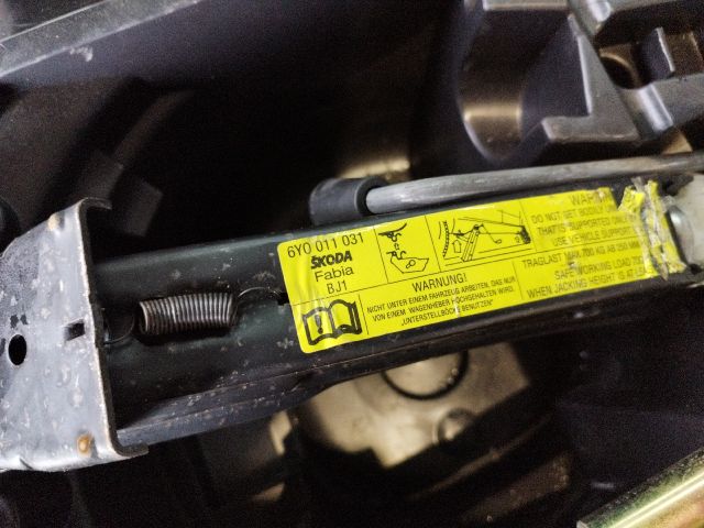 bontott SKODA FABIA I Pótkerék Szerszámtartó