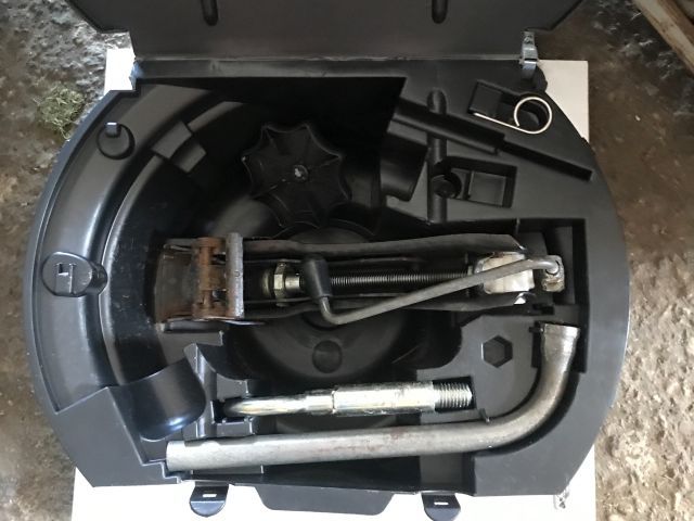 bontott SKODA FABIA I Pótkerék Szerszámtartó