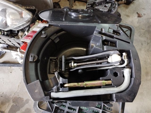 bontott SKODA FABIA I Pótkerék Szerszámtartó